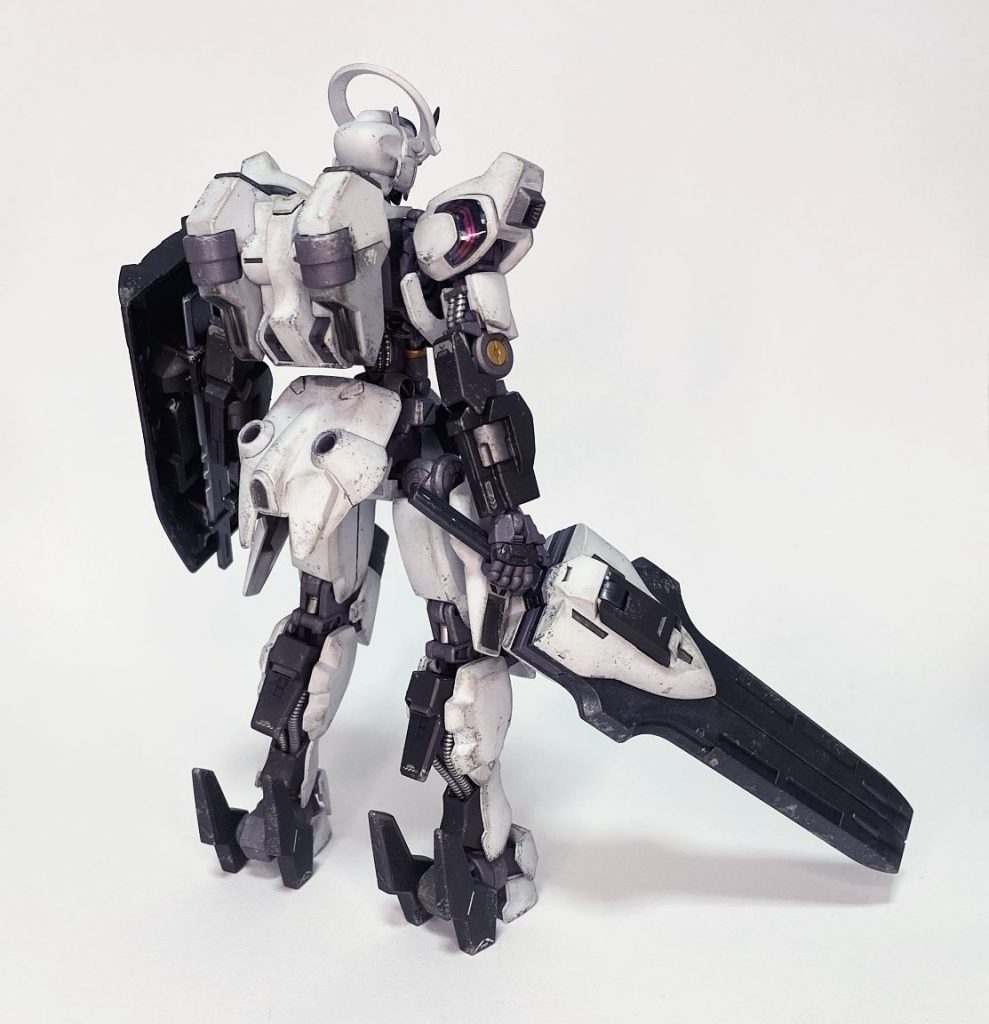 背面シュバルゼッテは最終盤の機体にしてはかなりシンプルだと思います。