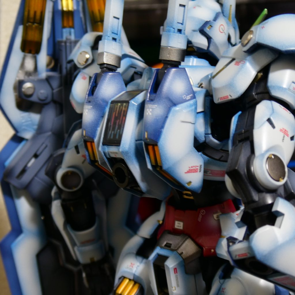 シールドとバックパックには濃いめの青で色分けでアクセント