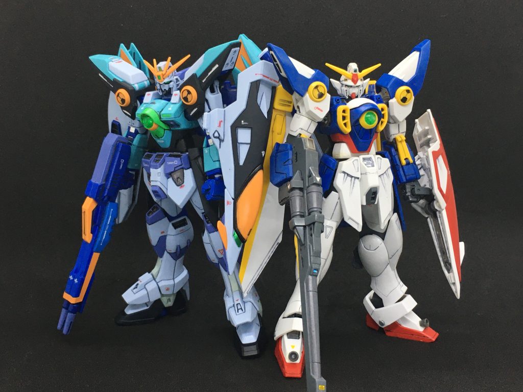 ウイングガンダムと。肩アーマーの変な後ハメ加工のせいで保持力が低くなったのもあり直したいところ...こちらもスカイゼロと同じカラーにしても面白そうですね。