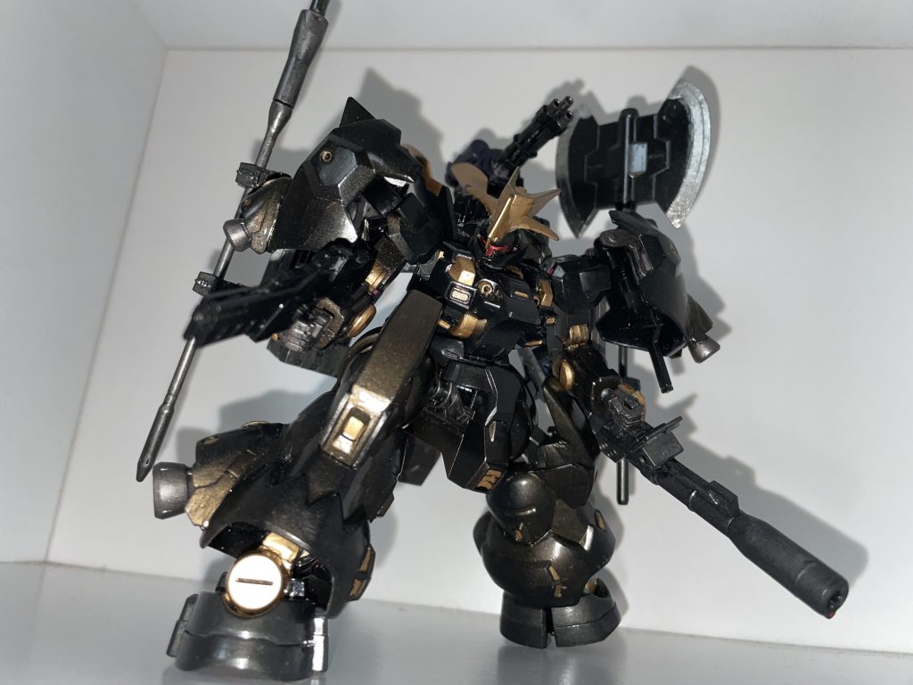 鹿角は肉抜き穴を埋めて頭に接着。肩の出っ張りは膝に移植し、フロントスカートは撤去。両肩と両脚に純正のブースターを取付。