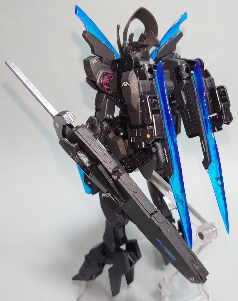 バックパックはシュバルゼッテをベースにレーザーブレードと強化型イーシュヴァラを追加し、印象を変えてみました。ベースとなったシュバルゼッテの本体は比較的シンプルなのですが、はジェターク寮機体の集大成として前型機シュヴェルバルデ（ダリルバルデ）の要素を加えたギミック盛りだくさんの機体にしてみました。