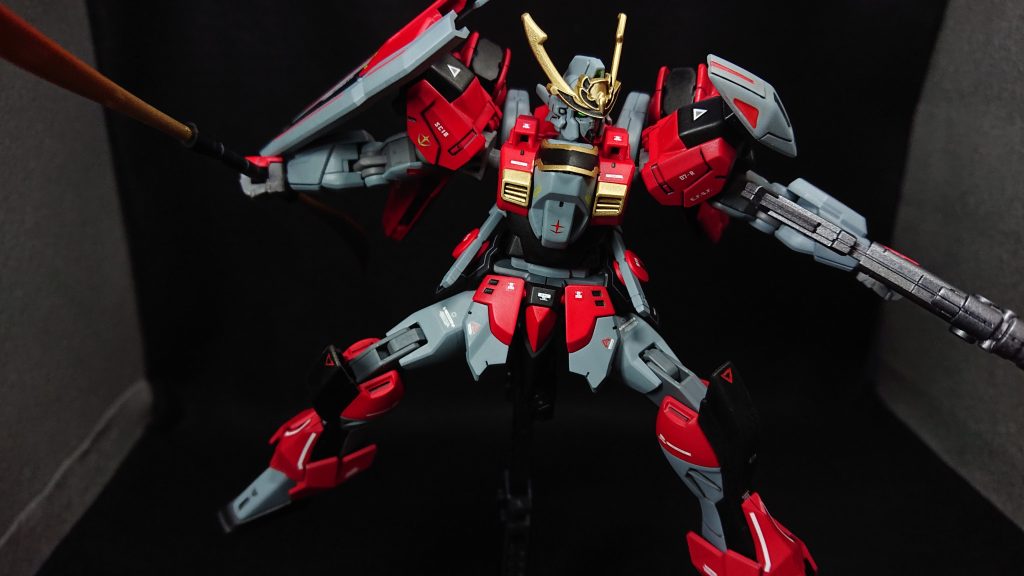 今回のお気に入りポイントは“機体のシルエット”です左右非対称のキーワードは何とか取り入れていきたいと考えていましたビットステイヴをアクセントに使うことで目標を一応達成できたかなと考えていますｗバックパックは塗装が終わってから、なんだか物足りない気がしたので急遽追加したのですが、これのおかげで全体のバランス、シルエットが上手くまとまった気がします自分には左右非対称がまだまだ難しく感じるのですが、少しずつ挑戦していき自分なりの左右非対称の形が見つかればいいなと考えていますでは、最後までご覧いただきありがとうございました