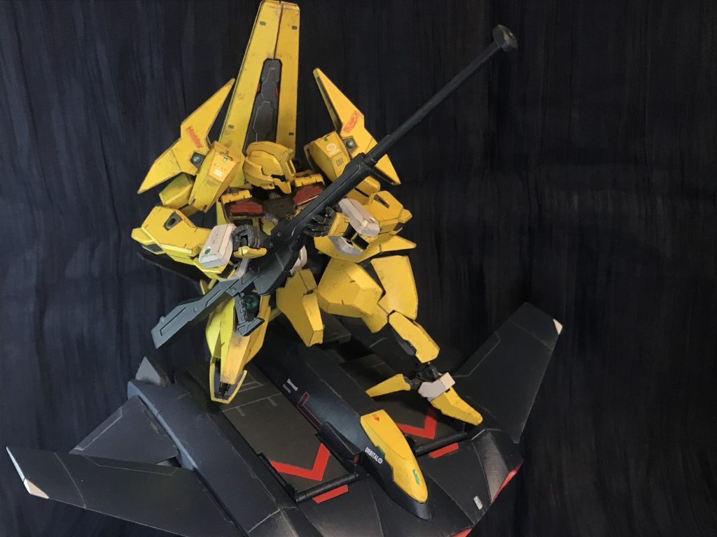 背中への取り付けジョイント軸を兼ねたコッキングハンドルを付けたので、憧れのバスターランチャー構えが出来ます。