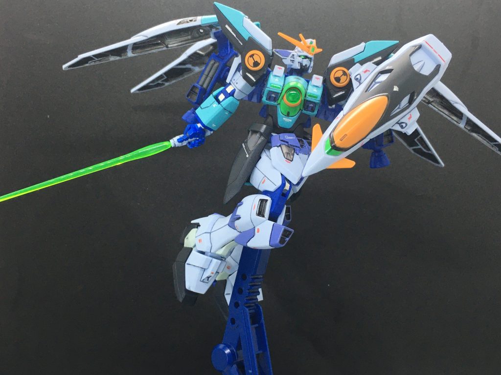 角度付き武器持ち手と握り拳はホビージャパン付録のウイングガンダムゼロ炎カスタムキットから流用。