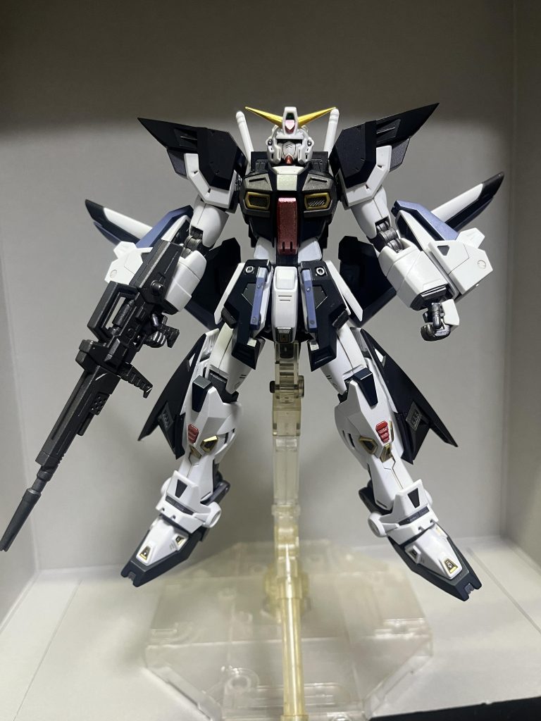 光の翼未展開状態です。Wタイプの基本色は赤ですがミッドナイトブルーに塗り替えました。これだけでもケレン味出てます。 