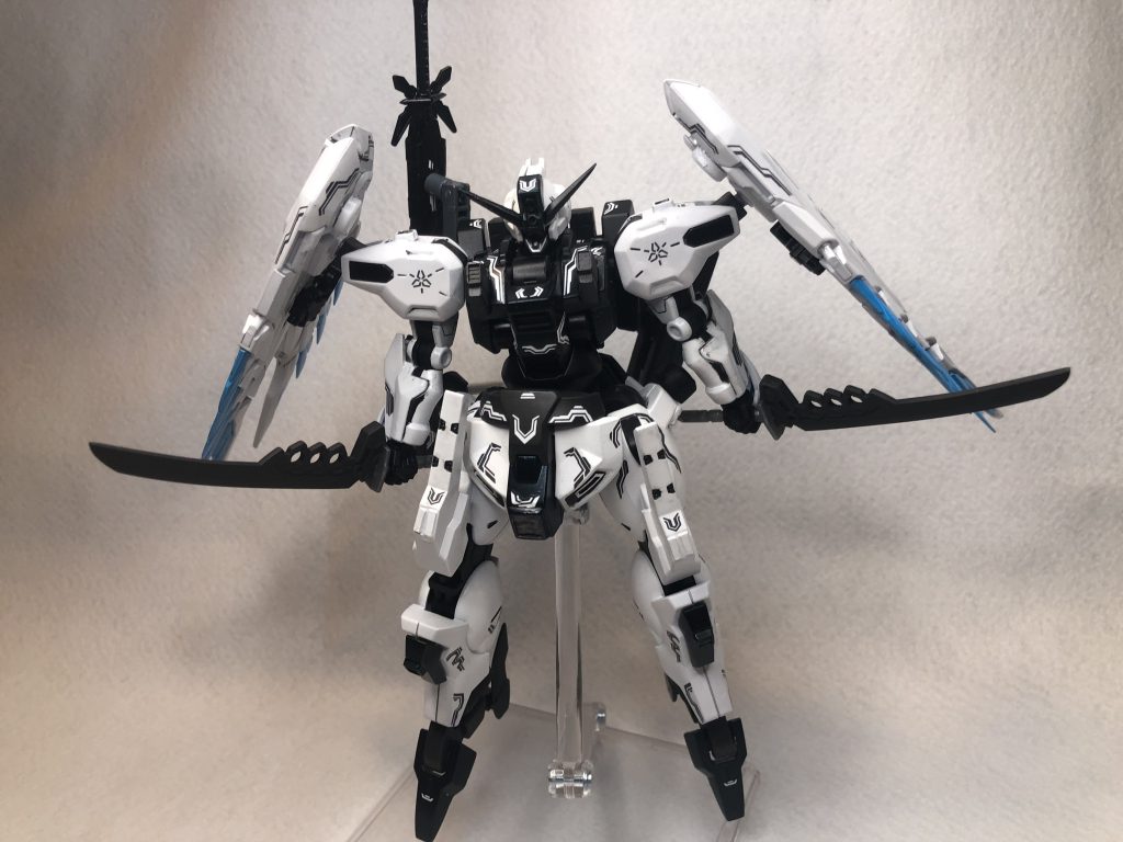 近接武器の「カーボンブレード」です。こちらはsdの孫権ガンダムアストレイの武器を使用しました。非使用時はウイングにマウントできるようにネオジム磁石を埋め込んでいます。