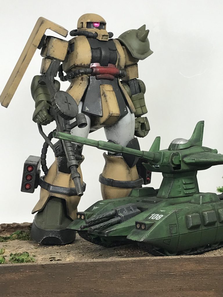 ガンプラ復帰した頃の初期作品です…😅無塗装のお手軽仕上げがお気に入りの私にとって、このザクⅡは初めて全塗装した作品かもしれない…?マゼラアタックは…ダークグレーとシルバー以外は成型色です