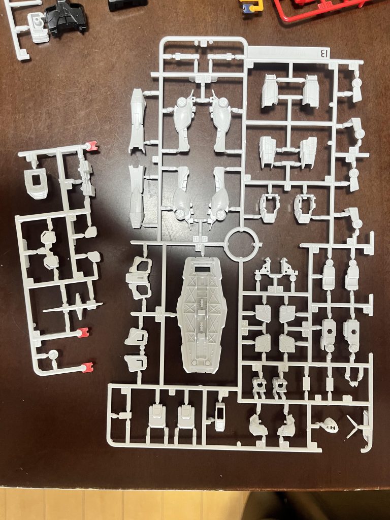 ランナーごと塗るので、目立つ場所の接続部を切り取ります。