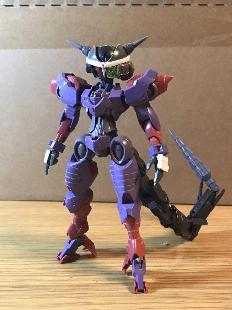 元々は他の改造作の部品取り用に買ってきたベギルペンデだったのですが、サイズ感がちょっと合わず、さてどうしよっか?となってた所、そういえばベギルベウって色がフリーザよねと。頭だけ弄ってクウラにしたほうが簡単だったかもなのですが、クウラ最終形態やっちゃうとただのガンダムになりそう、って気持ちからフリーザ第一形態モチーフとなりました。