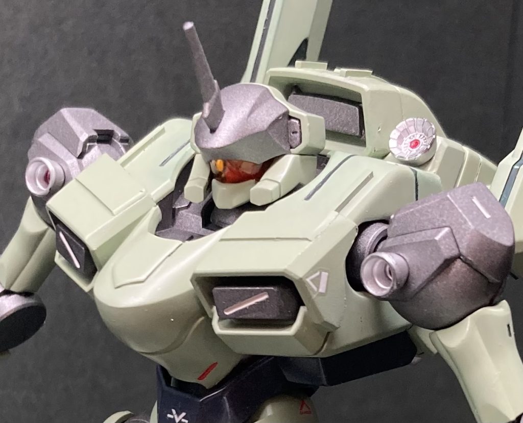 モノアイ?部はホワイトベースにファレフォの蛍光オレンジを筆塗りしました。スジボリは太い部分は0.5mm、細い部分は0.2mm、モールド掘り直しは0.1mmと、使い分けメリハリを付けてみました。