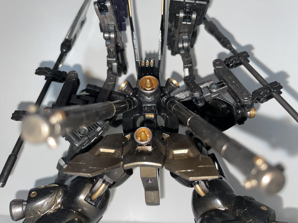 ローアングル。穴からピンクが見えています。