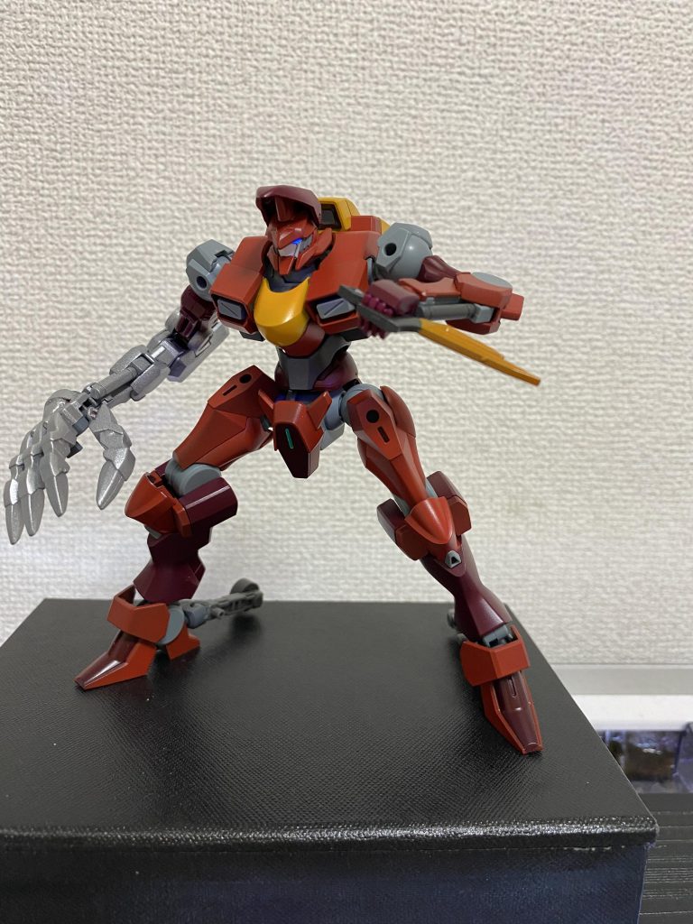 左手には短剣を装備。完全に近接格闘タイプ