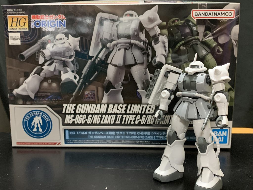 今回作ったのはこちらオリジン版ザクのペインティングキットです。本当のシャアザクキットが欲しかったのですが再販も無いし、転売屋の高値のモノしかなくどうしようか迷っていた時にベース東京でこのキットを見つけました！中身を確認したら、余剰パーツもあってちゃんとシャア専用ザクへの仕様も出来るし武装も豊富だし、どうせ全塗装するのでこのキットにしました。このキットのザクマシンガンは弾倉マガジンがベルト式なんですよね…