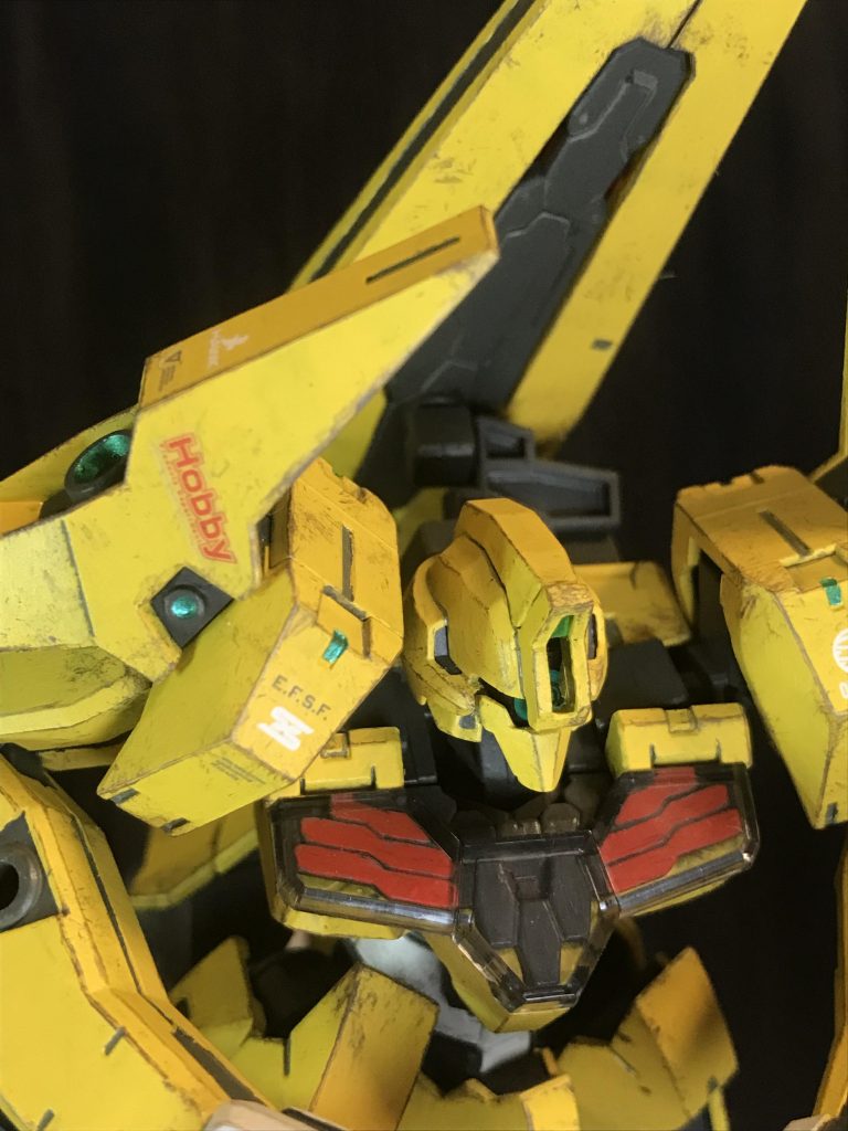 荒さが見えるのであまりやりたくないのですが頭部アップです。メタスの額スリットはモノアイレールかセンサーか?と悩み、じゃあ両方でという着地にしました。