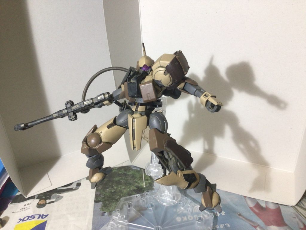 コックピットや、ダメージを受けた箇所には、追加装甲が装備されている。