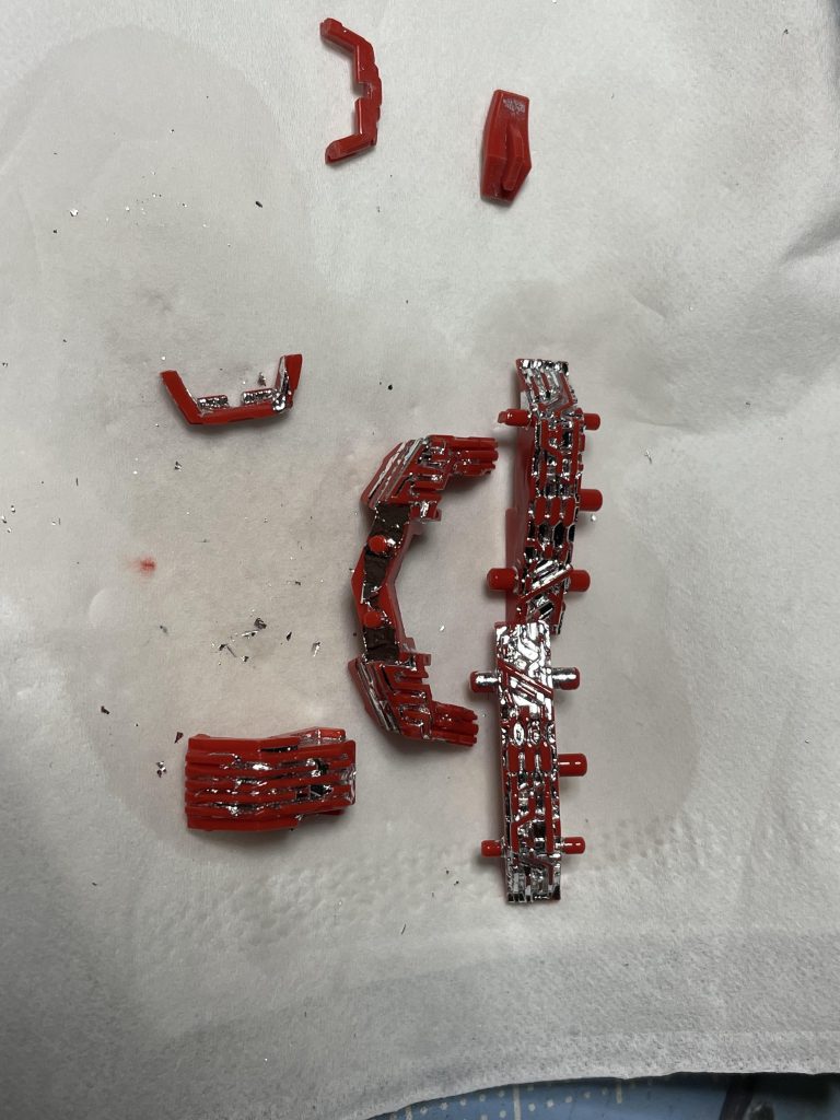 ハイターとクレオスシンナーを使ってメッキパーツを剥がしました。この後ははブラシでメッキを落としました。