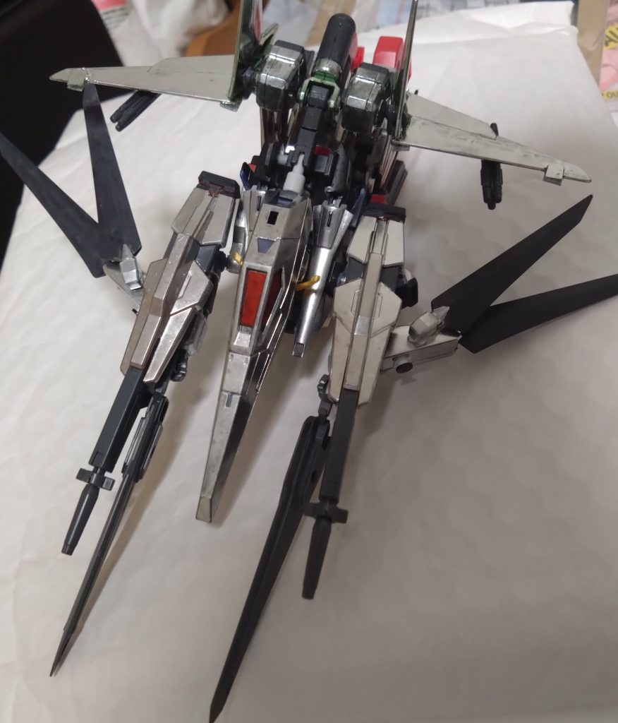 東雲ストライカーを装着し、MA形態に変形。もう一つの可変機能で、ライフルを手持ちした状態で両腕を前に出す変形。驚異的なスピードにヤタノカガミ(ツインドッズキャノンの部分のみ)を装備。スピードに防御、これはセイバーを超えたのでは?……と思う自分がいます。