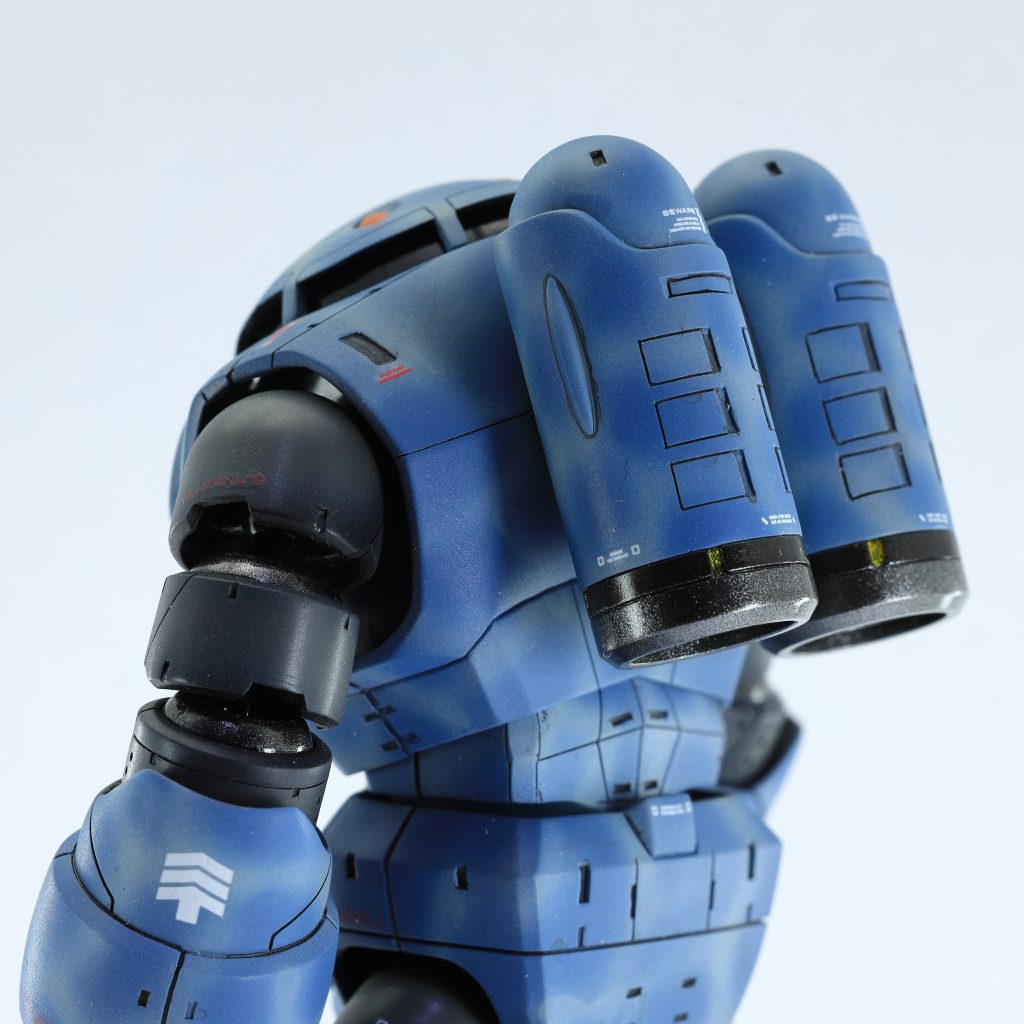 ＲＧシャアズゴックを参考に全体にスジボリとふくらはぎの外側にプラ板でダクトをつくってみました。