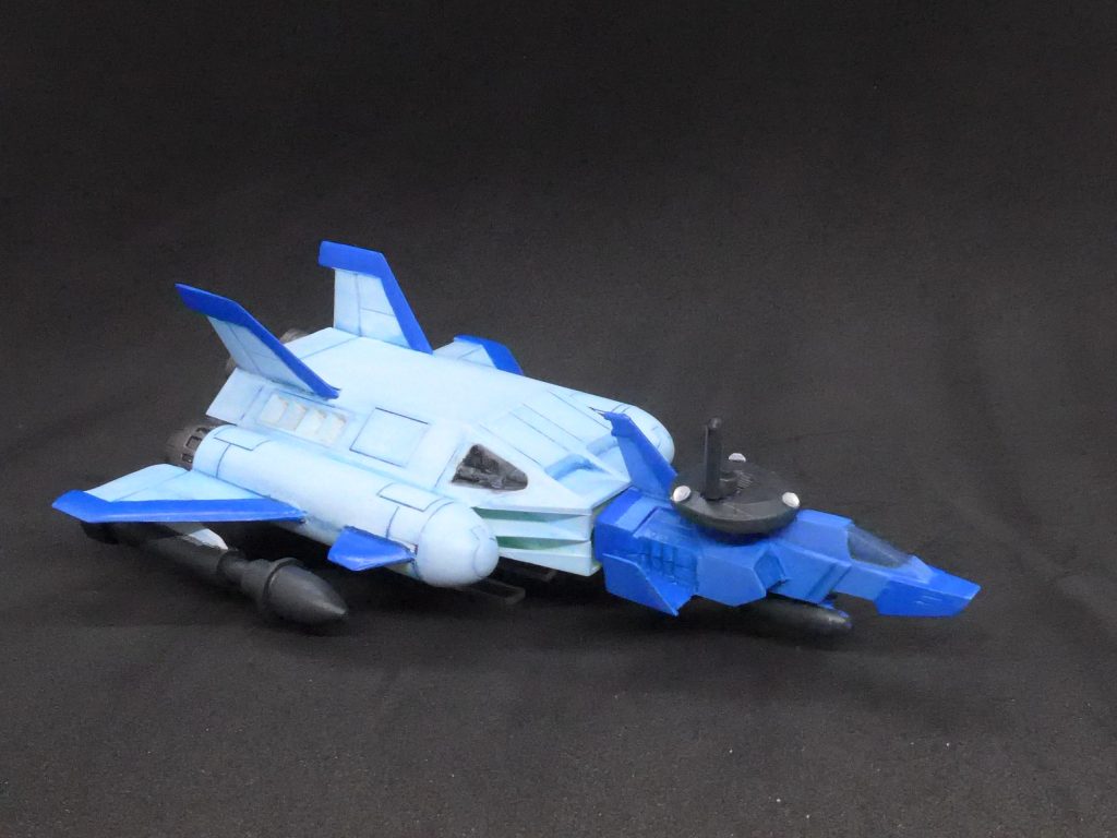 作戦結果がアムロからブライトとジャブロー上層部に報告された。そこには新規提案が示されていた。「ブースターに結合するコアファイターを今回出撃した強行偵察仕様にすれば、より大きな戦果が期待できた可能性がある」と。強行偵察仕様とはいえコアブースターよりはるかに脆弱な武装しかないコアファイターで潜水艦の足を止めたパイロットからすれば、自分一人でできた作戦との思いがあっても当然かもしれない・・・。/**********************************************/最後に「謎のロケット砲」ってそもそも何なの?の話を、あくまで個人の理解の範囲です。1/100旧キットガンダムに付属している、ばね式で弾を飛ばせるロケット砲のことを、設定にもなくアニメにも出てこないので俗称としてこう呼ばれます。これはおそらく、本放送当時に発売されていたクローバー社製のダイカスト版ガンダムに付属していた「ハイパーバズーカ砲」と称される武器が設定から随分違ったもので、これに似せたものと思われます。クローバーのガンダムは、ビームライフルがガンキャノンのものになっていたり、本体のアレンジ?もなかなか物もですので、興味のある方は検索してみてください。砲塔のハイパーメガランチャー化と弾丸の対艦ミサイル化、これにて謎のロケット砲で遊ぶ企画はお開きとさせていただきます。お付き合いいただいた方、ありがとうございます。