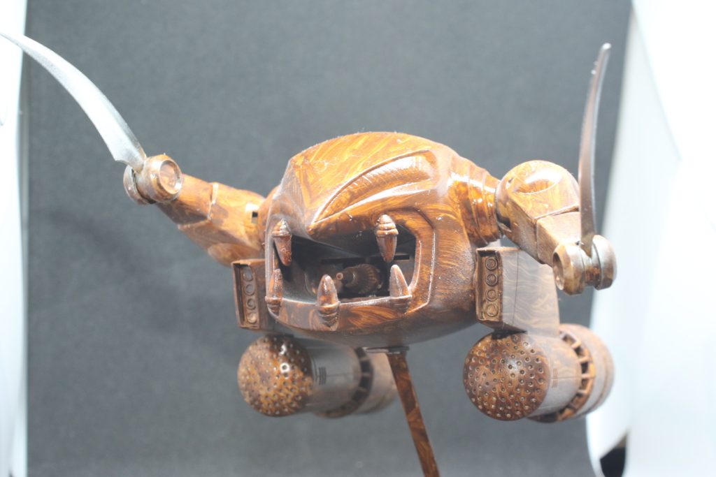 よく見るとわかりますが、部屋に飾った木彫りの置物のように埃感(というか埃)も付けたままにしています。