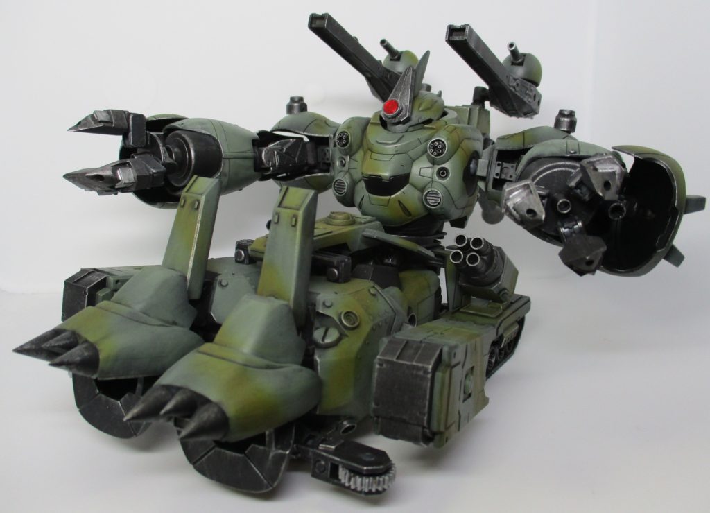 モビルタンク形態になります。タンクの火器に加え、両手中央のビームキャノン、指のビームガン、手首のマルチランチャーが加わり、正面火力がアップ。胸部バルカンとレールキャノンに付属の対空砲もありますが他の火器に比べるとおまけ程度。