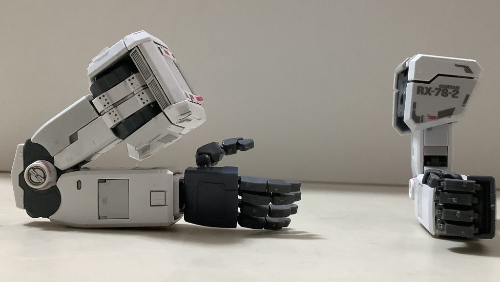 腕はめっちゃ動きます。特に手ですね。箱の横に「エモーションマニュピレーターSPを使用している」と言うような感じの記載が書いてあったのでどんな物か気になって見てみたら手の全ての関節が動くというめちゃ凄いギミックでした。ええい！BANDAIの金型の技術は化け物か！