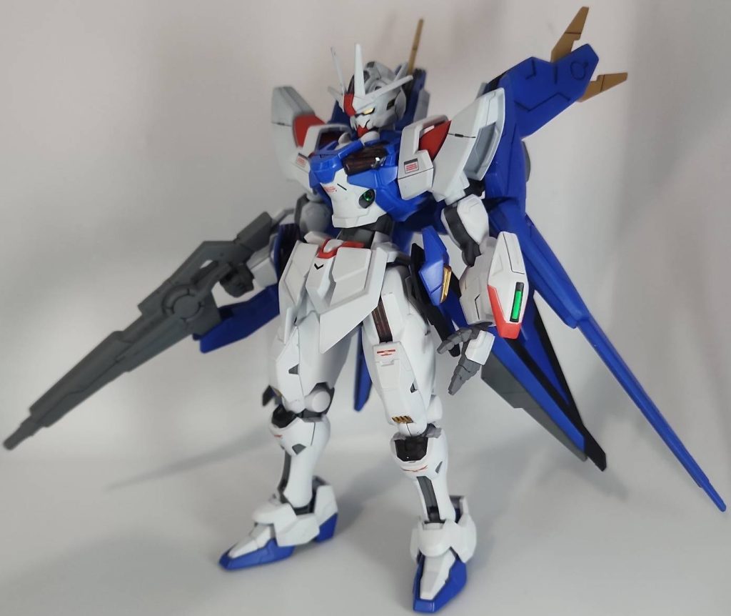 立ち姿です。肩、フロントスカート、ライフルはアイズガンダムのものに変更しています。フロントスカートはアイズガンダムのリアスカートを使用しました。