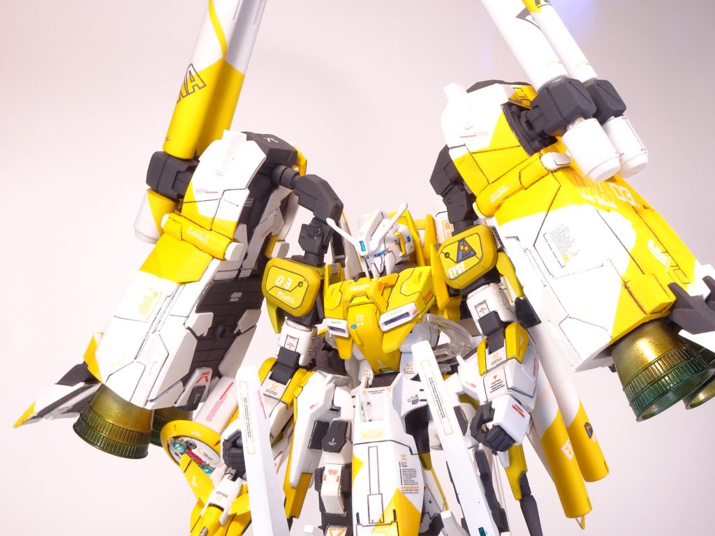 HG部分は胴体、背部、武器のみで後はすべてガレキキットです。