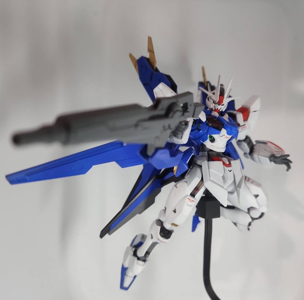 gnバスターライフルを構えてポージング。バインダーは左右両方可動します。