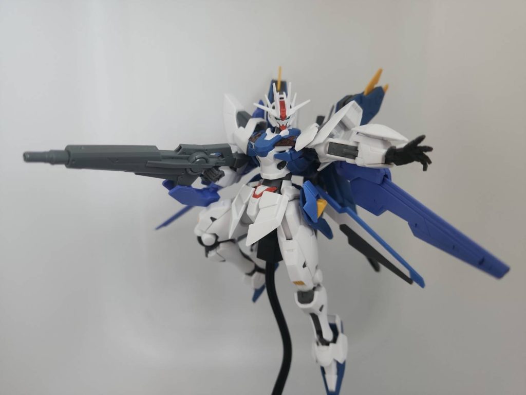 仮組みです。アイズガンダムがエアリアルより大きいため腕が長すぎ問題が発生。