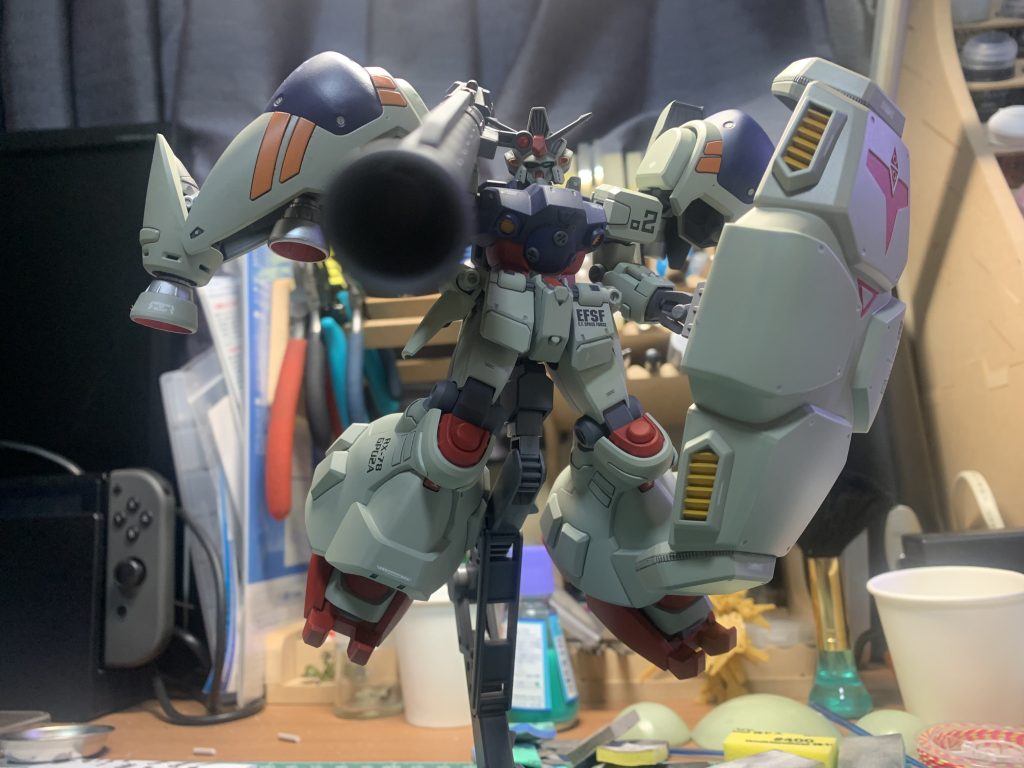 白塗装難しすぎるので全体的にトーンを落としてごまかしてます。でも割とこの落ち着いた色の方が悪役っぽさ出て好きかも。白部分→ガルグレー青部分→ティターンズブルー2バインダー黄色部分→オレンジ+白少量シールド黄色部分→黄橙色