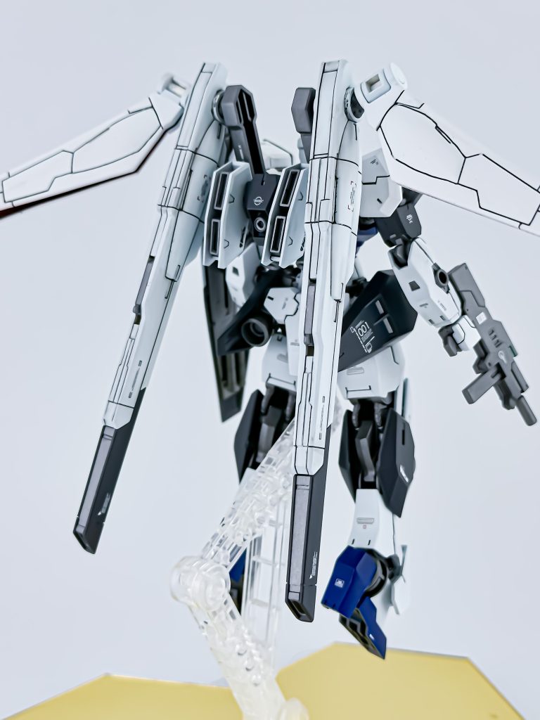 背面サテライトキャノンの接続は、ブラストマスターにデフォルトでついているアームとGM/GMのバックパックで接続されています。GM/GMのバックパックには汎用の二つ穴が空いているのでその上にガンヴォルヴァのバックパックをつけることができます。若干の調整は必要ですがガンヴォルヴァらしさを残しつつできます。