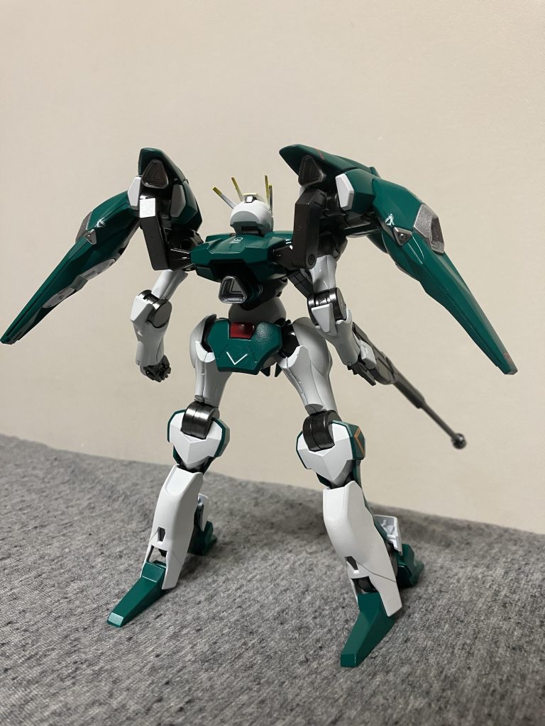 背面左のブースターのジョイントがぶっ壊れたせいでポージングがまともにできない…