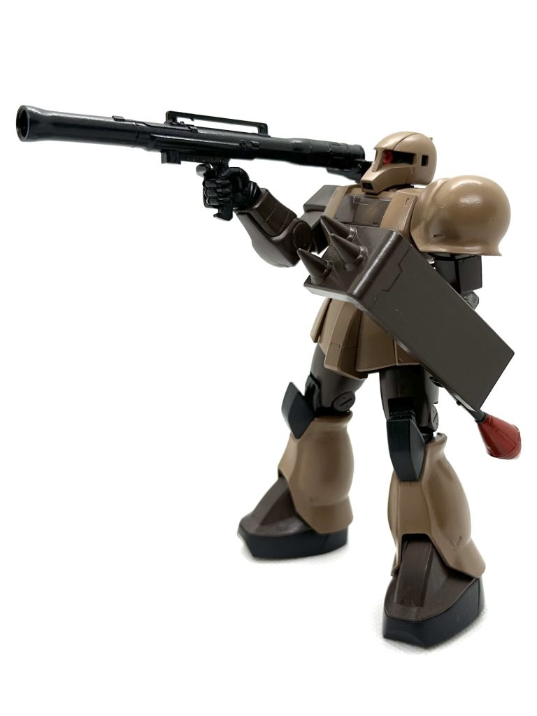 旧ザクのキットは肩バズーカラックとスパイクシールドが付いてくるので面白いです。形状がシンプルなため、肩と足の合わせ目が消しやすかったですね。