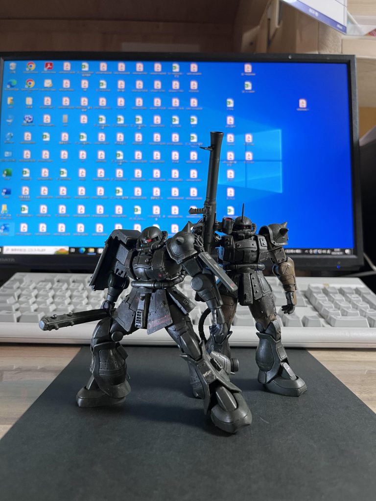 でも大丈夫、2人はとても仲良しだから😀先ほど、色画用紙を下に敷くとイイというアドバイスをいただいたので、さっそく敷いてみました😊