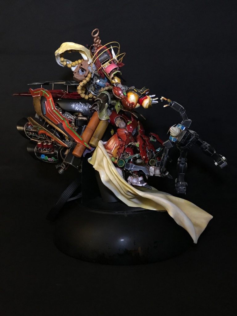 右側側面は正面から見た時には見えない『ボリューム感』を感じてもらえたらと思います。圧倒的な横幅感。左右共通ですがガンダムからサザビーに向かってV字の様な構図になるようにしています。