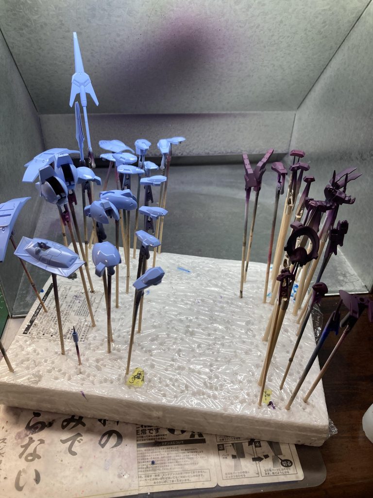 ブルー部分は紫サフ→ガイアの風青色＋アルテミットホワイト＋若干のミリオンブルーで塗装しました。