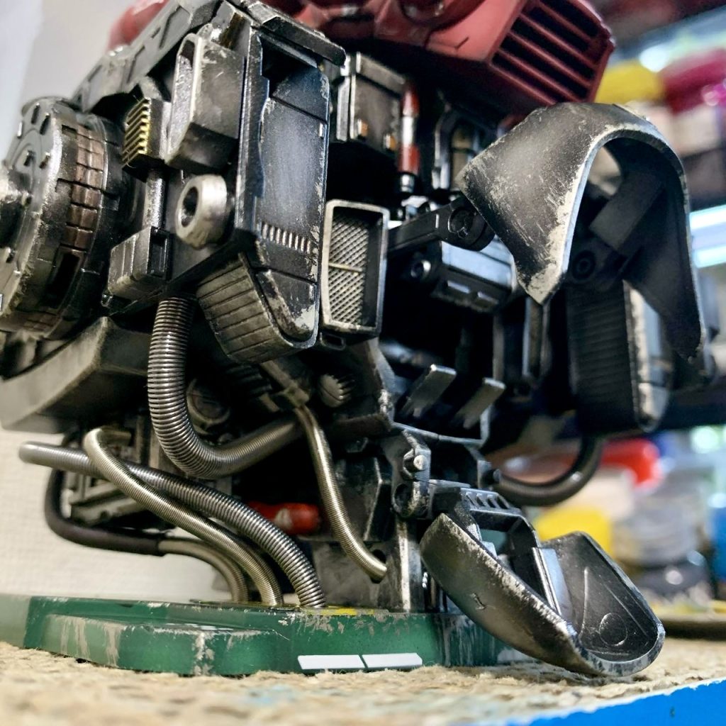 腹部のパイプ、バネでマッシブな雰囲気を出しています。曲線を固定するために接着剤で硬化させたり、磁石を設置して誘導したりしています。