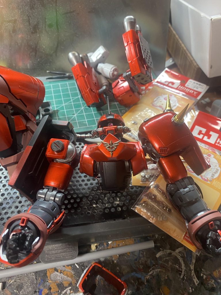 右手肩パーツをプラ板で作成し直し。軸を打ち替えてクリアランス確保。