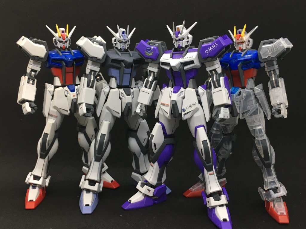 我が家のストライクも4体まで増えました。この他にルージュとグランドスラム装備が待ち構えています。 左から順にHGCEキット、ヴィオレストライクガンダム、一番くじのソリッドクリア版です。 塗装...といっても目をガンダムマーカーのゴールド、靴裏の肉抜きをブラックで塗りつぶしてスミ入れしただけです。