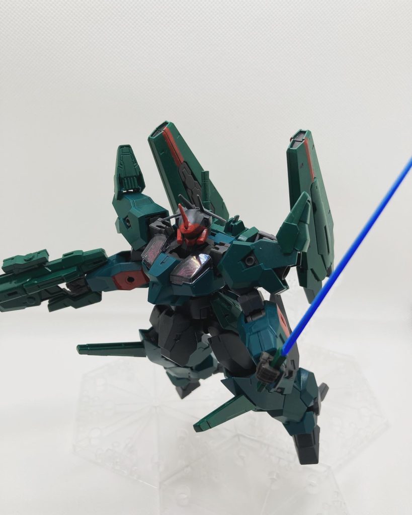 カラーリングとシルエットだけで、なんとか寄せてみました。自分としては短い期間（1ヶ月ぐらい）で週末しか作業できない割にはよく頑張ったなぁ、と言う感じ。何よりも素材が簡単に入手できるようになったのが影響大きいかも。他のガンプラも、もっと供給して！！！