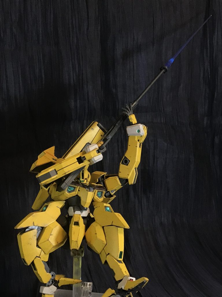 また、山岳高所やサブフライトシステムからダイブし、機体各所のバーニアを用いてそのまま空中機動に移る戦術も得意とする。が、あくまで落下しながらの機動であり飛行能力を有してる訳ではない。