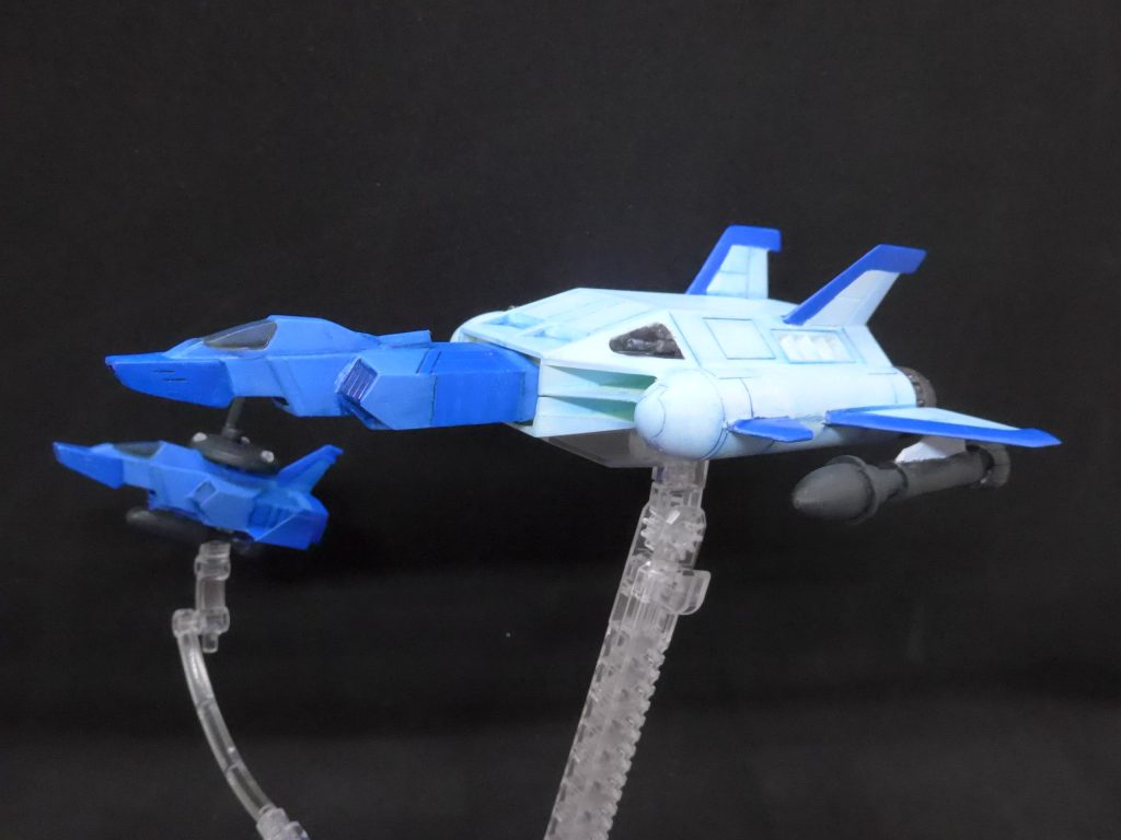 上の写真は今回登場する2機のツーショットです。改造らしきことはほぼしていません。羽根を前に向かって薄く削っているぐらいです。/**************************************************/ジャブローから退却するジオンへの追撃戦、ホワイトベースのクルーは当初ガンダムを上に載せられるコアブースターとの協働で行うと知らされていたが、実際に届けられたのは対艦用装備されたコアブースターと強行偵察可能なコアファイターであった。作戦内容は、前者にセイラ後者にアムロが操縦、コアファイターが先行出撃し敵発見後速やかに帰艦(可能ならばパイロットの判断で先制攻撃可)、コアブースターが出撃し残りの敵を殲滅することと決まった。