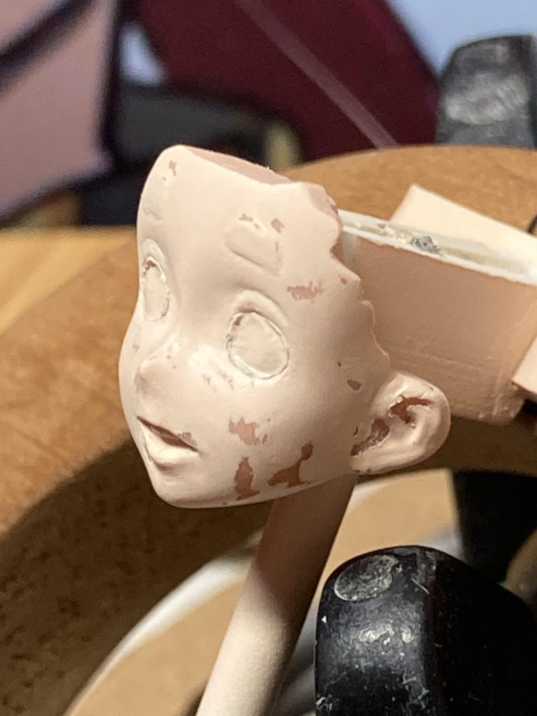 製作工程 5表面を見る為にサーフェーサー吹きます。結構あちこちエッジが残っており、そこを磨くとまだらになって確認出来なくなるジレンマですね…マスキング剥がした後に白目と瞳孔内をラッカー系塗料で塗りますが、写真撮るの忘れました(^^;