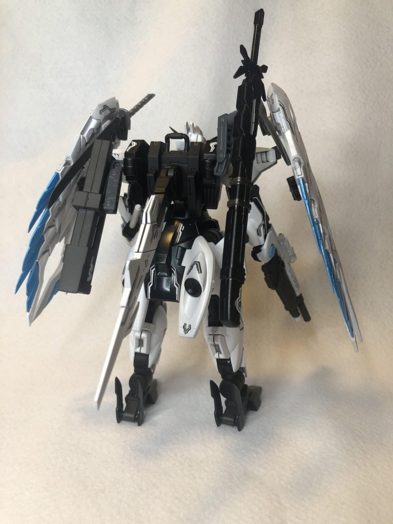 バックパックはコマンドクアンタのものをベースに、シュバルゼッテのパーツを取り付けて、バルバトスルプスレクスのテイルブレードを加工して取り付けました。