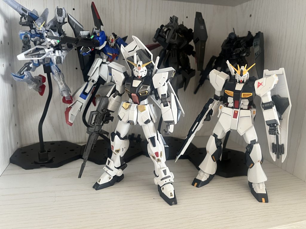 うちのガンダムチームと記念写真を。中学生の頃作ったF90が立派になって再登場し、感無量です。ご覧頂きありがとうございました。