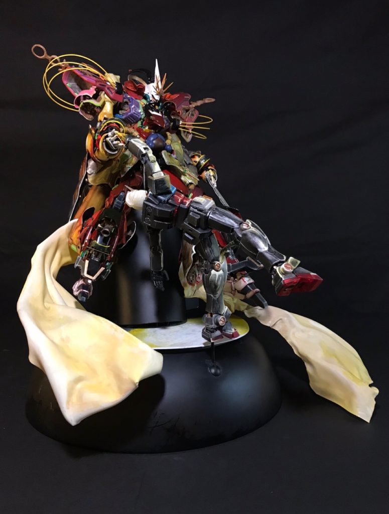 正面正面から見た時は『女性的』な印象になる様にカウルの角は全て削り込み丸みをだしています。(写真ではわかりずらいですが) MGサザビーver.kaとMGRX78-2ver2.0ソリッドクリアリバースを使用。ガンダムの方の詳細は以前の投稿の2023last shooting光 をご覧下さい。