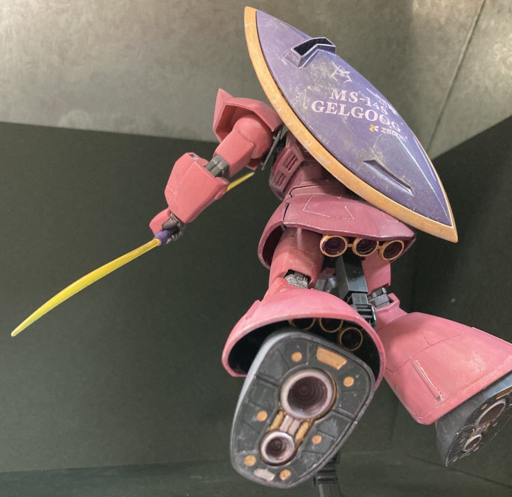 武器類、フレーム、関節部はファレフォ、シタデル、アクリジョンなどの手持ちの水性塗料で筆塗りしました。シールドには大きめのデカールを組み合わせながら貼り付けました。