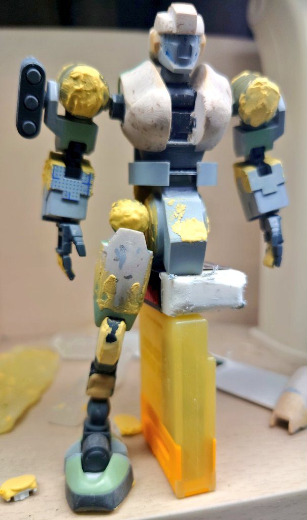 リバイブのザクを芯にパテやプラ板などで加工しているところ。胴体はほぼ木部用パテです。また肩パーツは装甲突撃メカからで、股関節は適当なジャンクから球状の関節部を拝借。この中で原型が残ってるのはつま先くらいでしょうか。