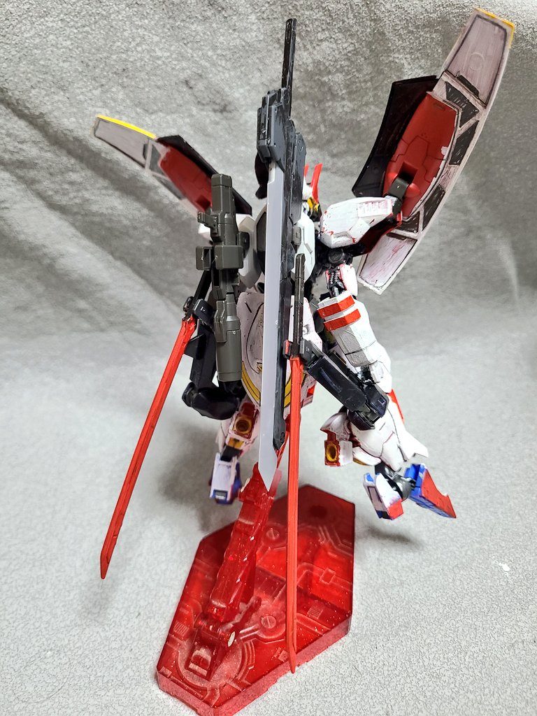 後ろ姿。武装モリモリ